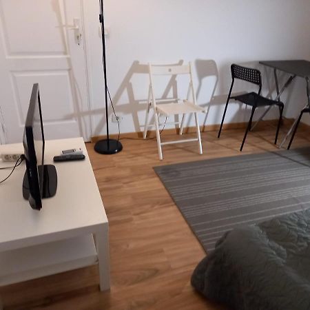 3 Hebergements - Au 1Er Etage 1 Appartement 2 Pieces Et Au 2Eme Etage Un Logement De 2 Chambres Louees Separement Avec Coin Cuisine Et Toilettes A Partager- Dans Pavillon Au Pied Du Rer B A 5 Minutes De Paris Et 30 Mn Stade De France Cachan Eksteriør bilde