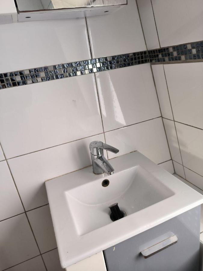 3 Hebergements - Au 1Er Etage 1 Appartement 2 Pieces Et Au 2Eme Etage Un Logement De 2 Chambres Louees Separement Avec Coin Cuisine Et Toilettes A Partager- Dans Pavillon Au Pied Du Rer B A 5 Minutes De Paris Et 30 Mn Stade De France Cachan Eksteriør bilde